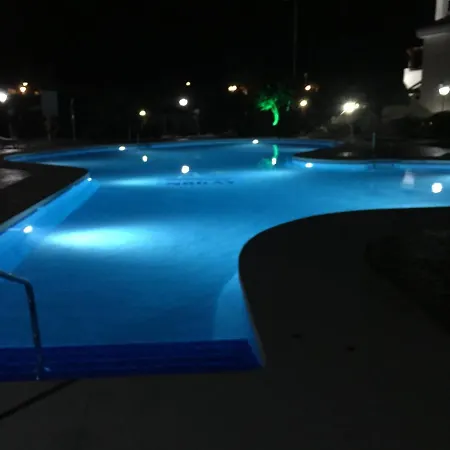 2 Bed - Sleeps 4 - Pool Patio Garden