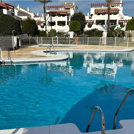 2 Bed - Sleeps 4 - Pool Patio Garden Apartman *