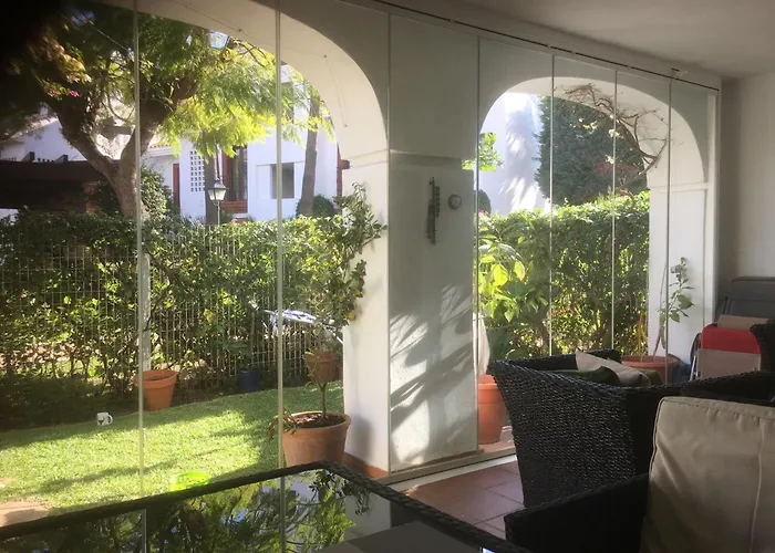 2 Bed - Sleeps 4 - Pool Patio Garden Apartment *